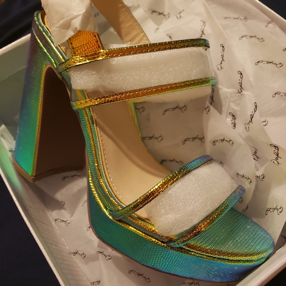 Holographic iridescent lizard he… - Picture 6 of 8